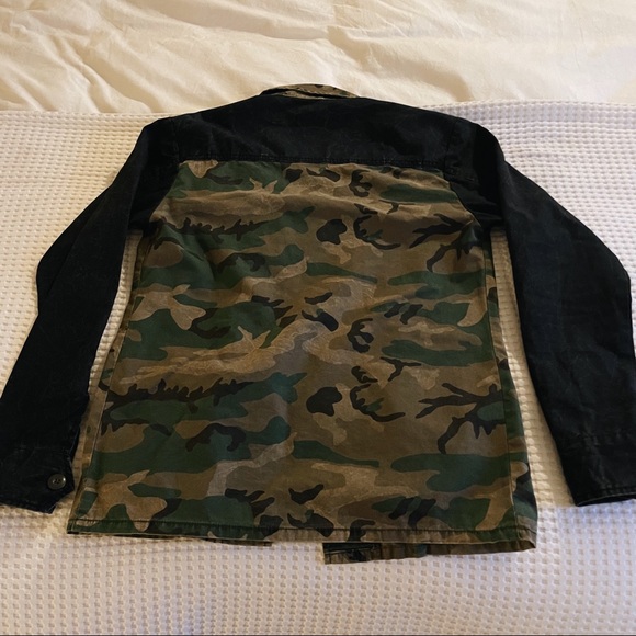 Two-Tone Army Shacket - Picture 12 of 12